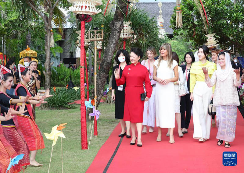 Peng Liyuan participa de evento para cônjuges de líderes do G20