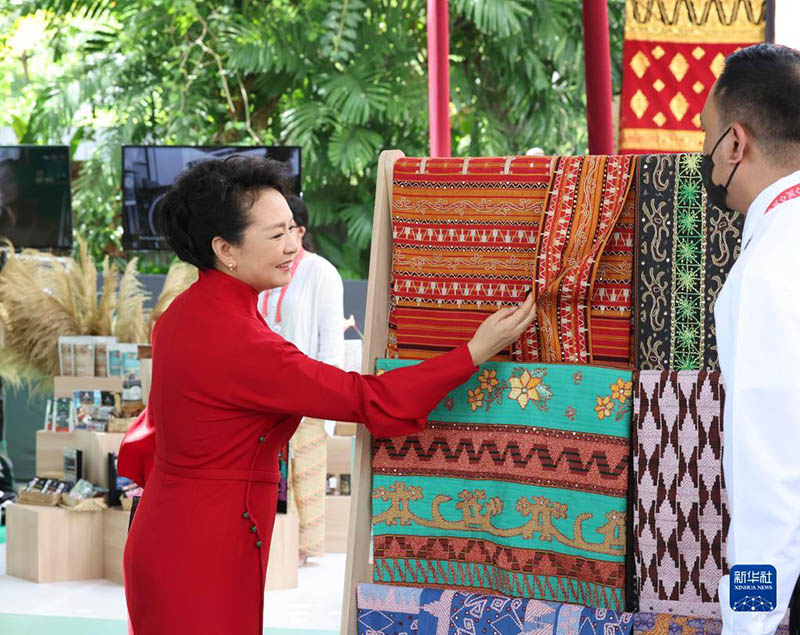 Peng Liyuan participa de evento para cônjuges de líderes do G20