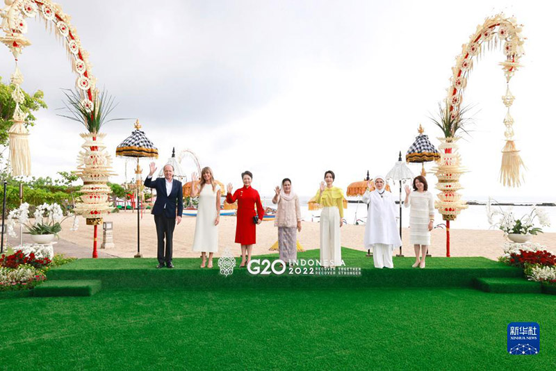 Peng Liyuan participa de evento para cônjuges de líderes do G20