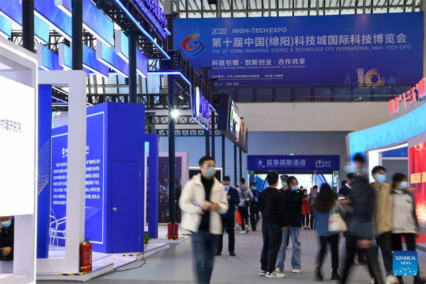 Grande exposição de alta tecnologia é inaugurada no sudoeste da China