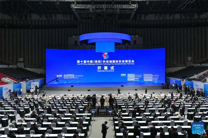 Grande exposição de alta tecnologia é inaugurada no sudoeste da China