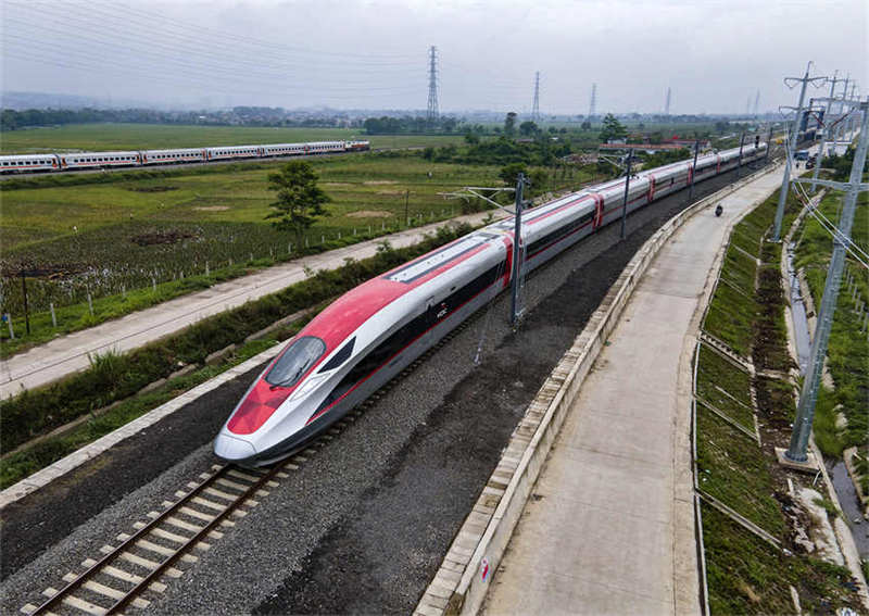 Teste do trem de alta velocidade Jacarta-Bandung é bem-sucedido