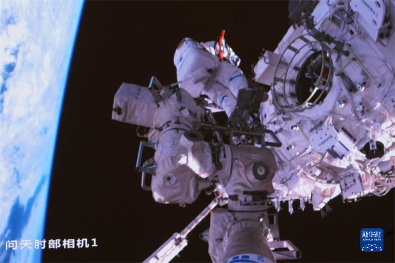 Taikonautas da Shenzhou-14 realizam 3ª caminhada espacial