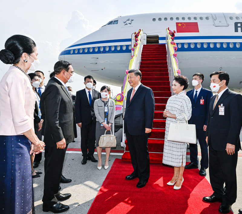 Xi Jinping chega a Bancoc para reunião da APEC e visita à Tailândia