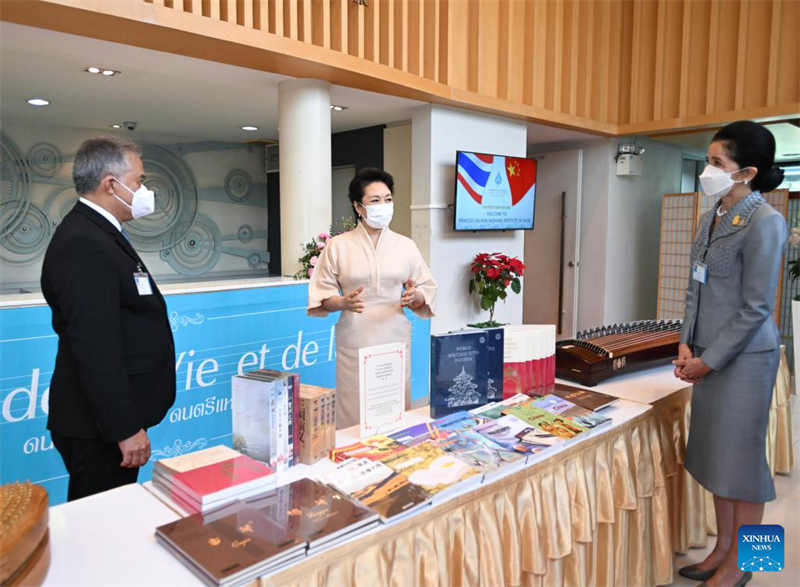 Peng Liyuan visita Instituto de Música da Princesa Galyani Vadhana na Tailândia