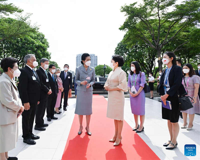 Peng Liyuan visita Instituto de Música da Princesa Galyani Vadhana na Tailândia
