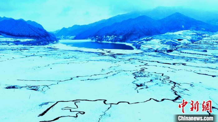 Qinghai: paisagem de neve em Nanmenxia
