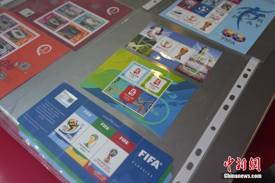Selos dos Jogos Olímpicos de Beijing 2008 são expostos nos correios do Principal Centro de Imprensa da Copa do Mundo