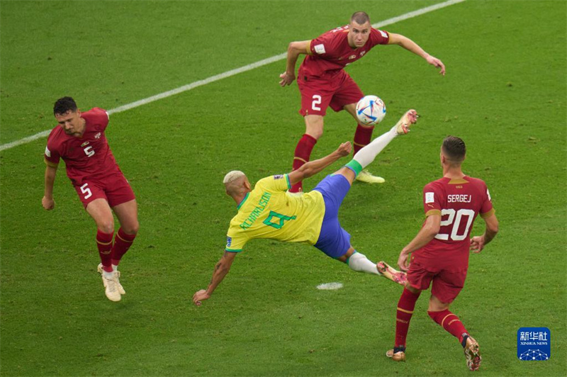 Copa do Mundo: Richarlison marca dois gols e Brasil vence Sérvia por 2 a 0