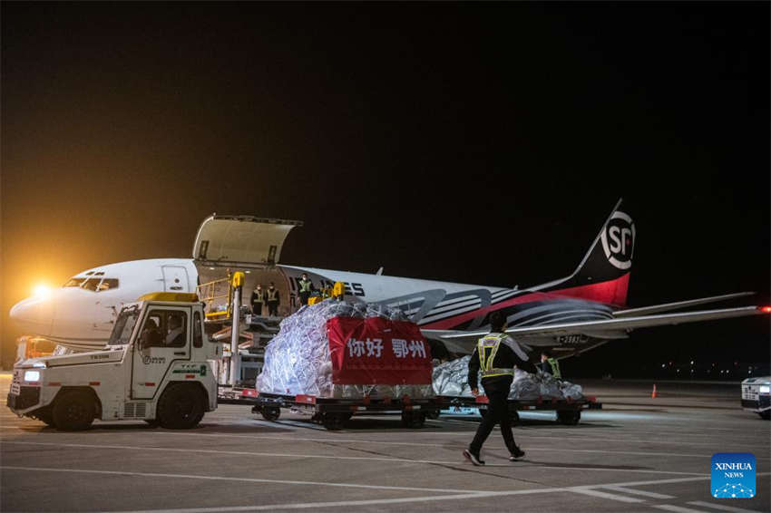 China: primeira rota totalmente cargueira é aberta no primeiro aeroporto central de carga profissional