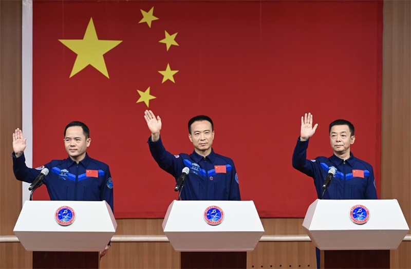 China lança espaçonave da missão Shenzhou-15