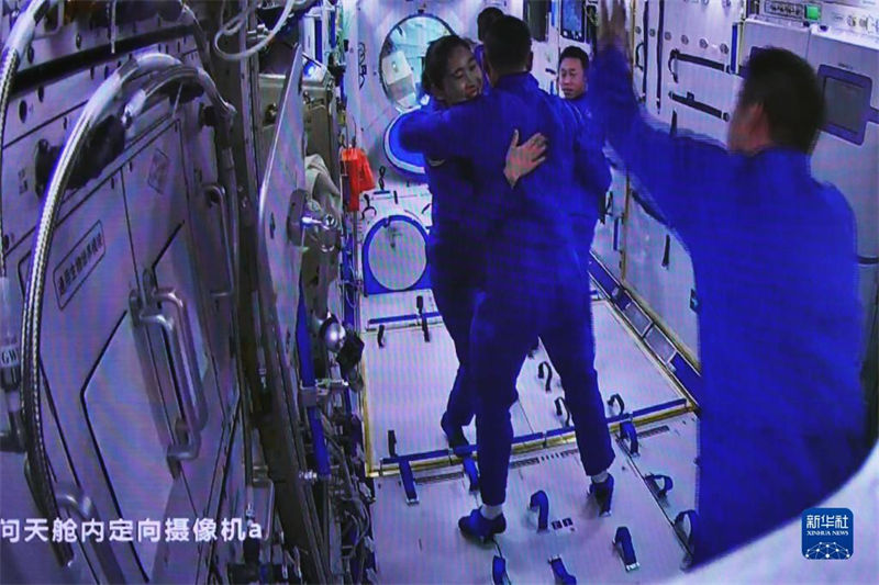 Seis astronautas da China, em duas missões, fazem encontro histórico no espaço