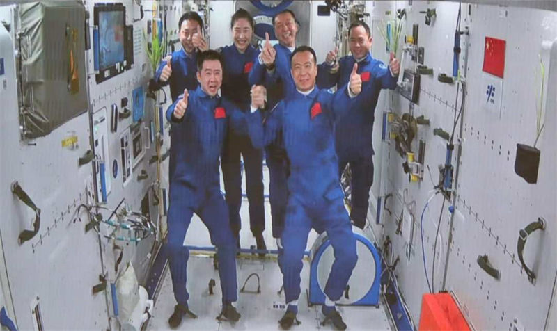 Seis astronautas da China, em duas missões, fazem encontro histórico no espaço