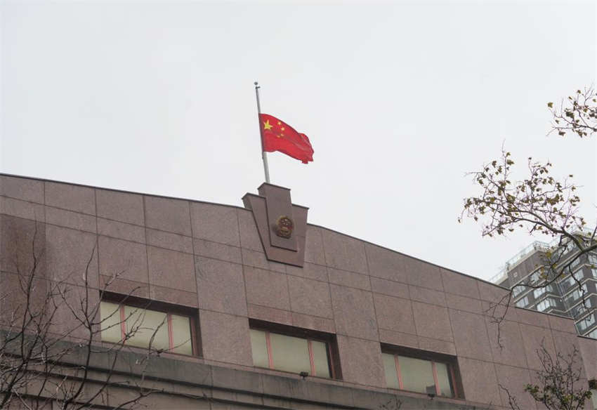 Embaixadas e instituições diplomáticas da China no exterior assinalam luto por Jiang Zemin