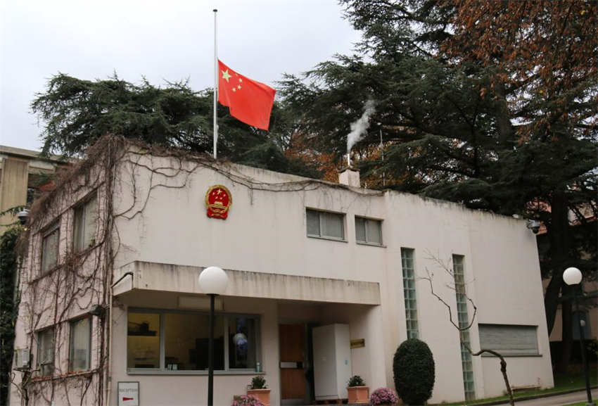 Embaixadas e instituições diplomáticas da China no exterior assinalam luto por Jiang Zemin