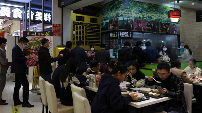 Guangzhou retoma vários serviços públicosOs serviços de refeição em restaurantes em áreas de baixo risco nos distritos de Haizhu, Liwan e Tianhe em Guangzhou, província de Guangdong, foram autorizados a retomar na quinta-feira (1º). 