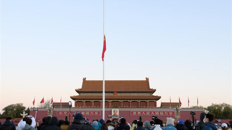 China hasteia bandeira a meio mastro em tributo à morte de Jiang Zemin  