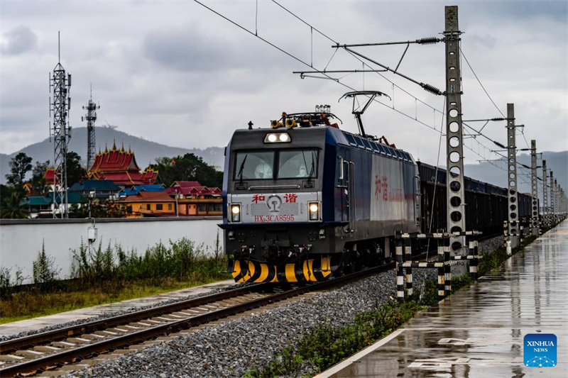 Ferrovia China-Laos vê primeiro trem direto para frutas importadas para mercados chineses