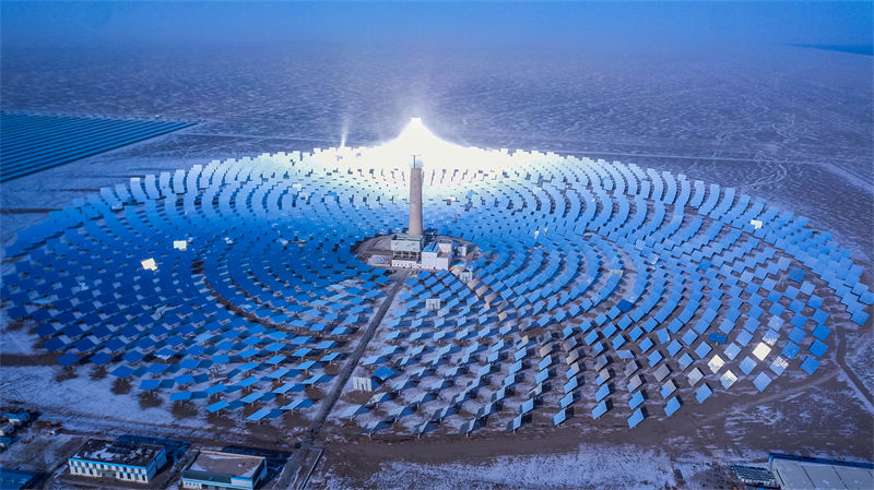 Dunhuang: estação de energia fotovoltaica recebe queda de neve