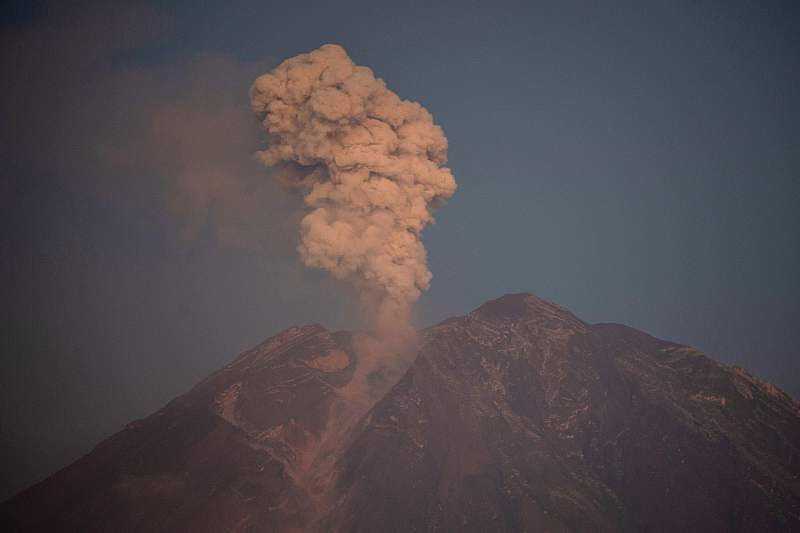 Indonésia: vulcão Semeru explode violentamente
