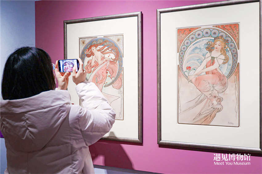 Obras de Alphonse Mucha são exibidas em Shanghai