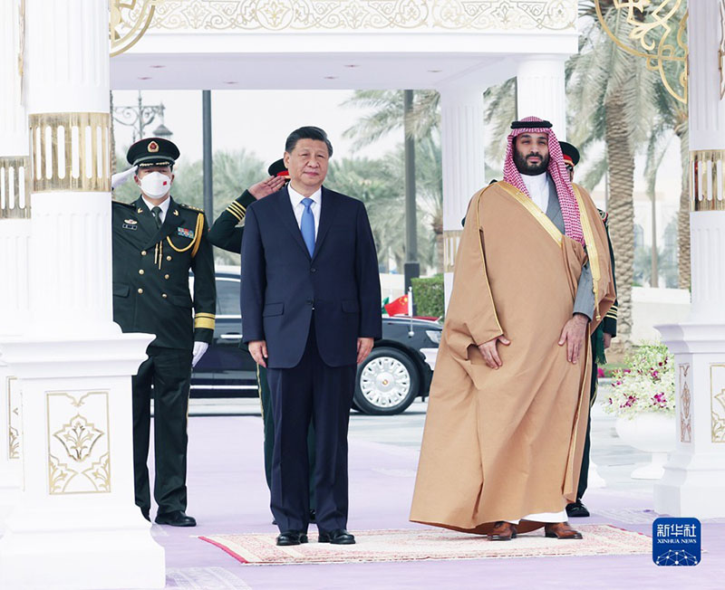 Xi Jinping participa da cerimônia de boa-vindas realizada pelo príncipe herdeiro saudita