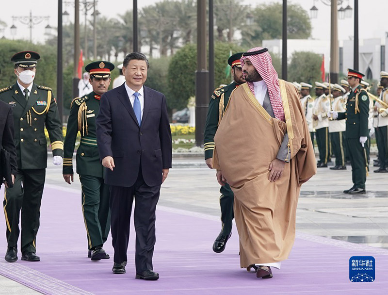 Xi Jinping participa da cerimônia de boa-vindas realizada pelo príncipe herdeiro saudita