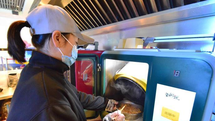 Galeria: restaurante com robô em Fujian Atualmente, o robô do restaurante pode cozinhar mais de 60 pratos, e leva apenas alguns minutos para servir os pratos recéns preparados. 