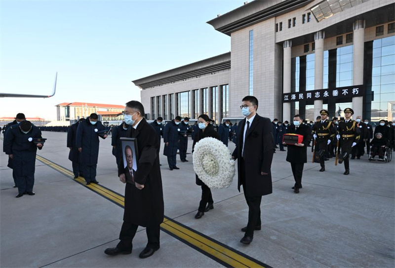 Cinzas de Jiang Zemin espalhadas no mar