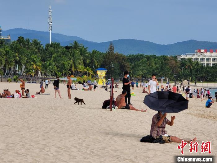 Hainan: praias de Sanya atraem muitos turistas