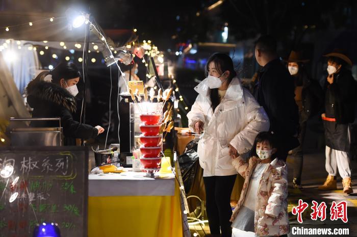 Mercado noturno em Chongqing reabre ao público