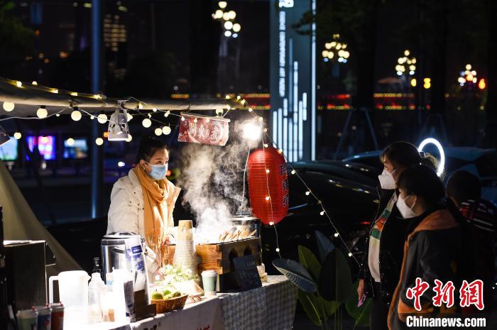 Mercado noturno em Chongqing reabre ao público