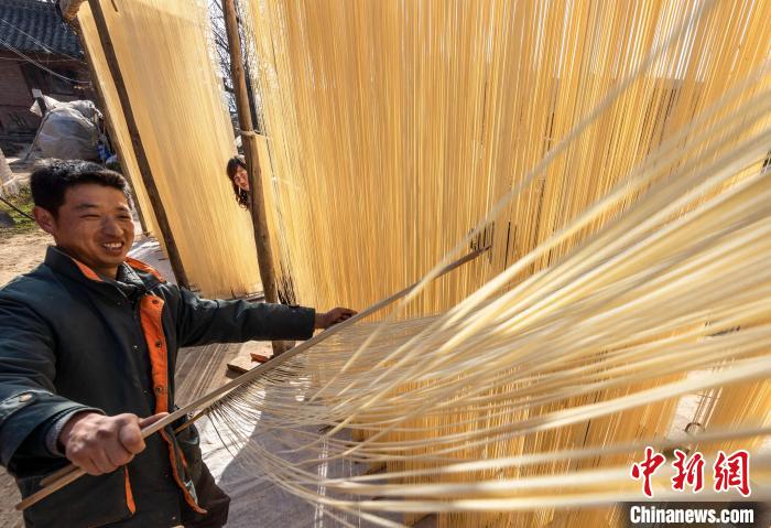 Moradores fazem macarrões secos à mão no noroeste da China