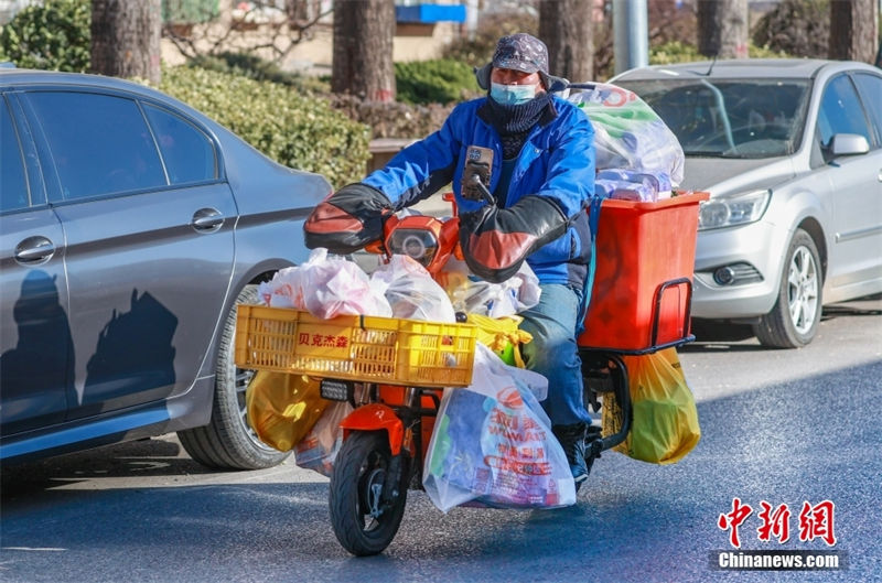 China: motoboys intensificam entrega de refeições em Beijing 