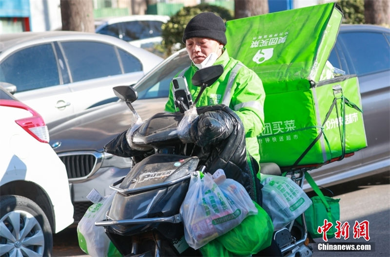 China: motoboys intensificam entrega de refeições em Beijing 