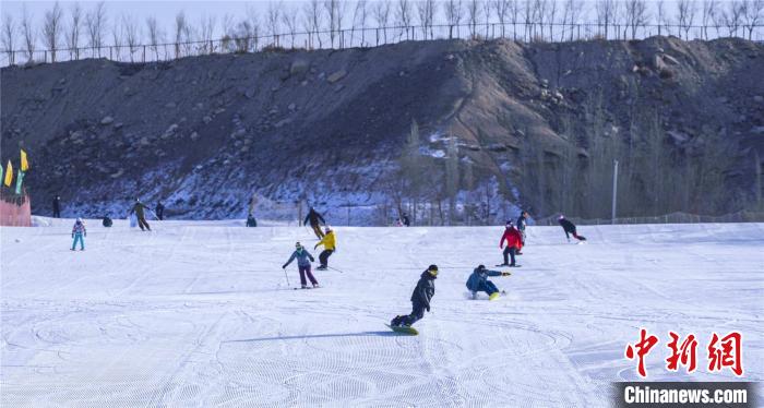 Atividade de turismo de gelo e neve de inverno é inaugurada em Korla