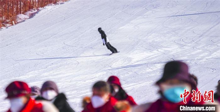 Atividade de turismo de gelo e neve de inverno é inaugurada em Korla