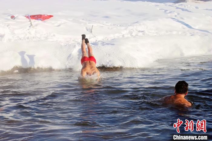 Pessoas revelam entusiasmo na natação de inverno ao ar livre sob -42.2℃ 