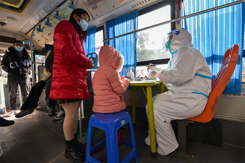 Jiangsu: veículos móveis fornecem tratamento médico ao público 