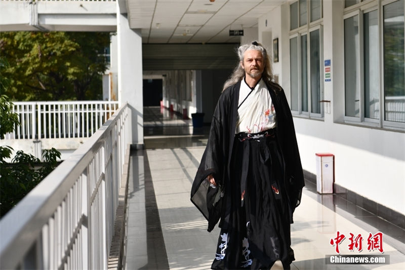 Professor estrangeiro leciona trajando “Hanfu” em Sichuan