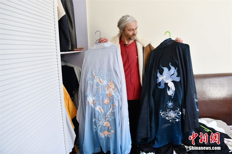 Professor estrangeiro leciona trajando “Hanfu” em Sichuan