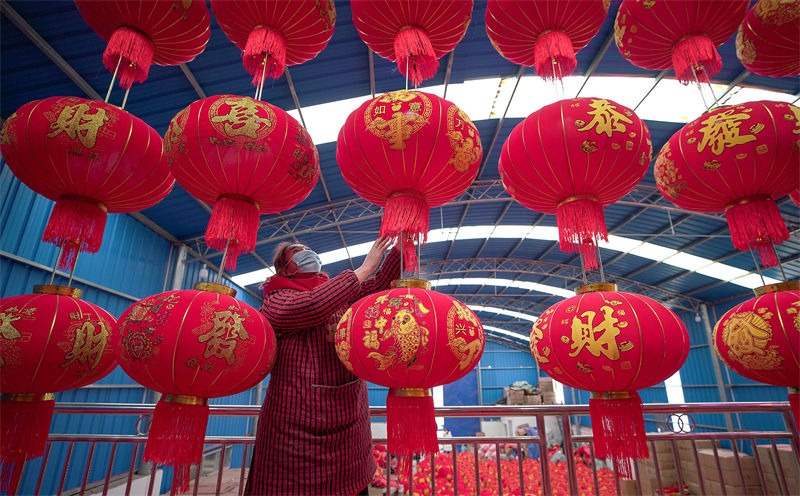 Guizhou intensifica produção de lanternas para receber Ano Novo Chinês