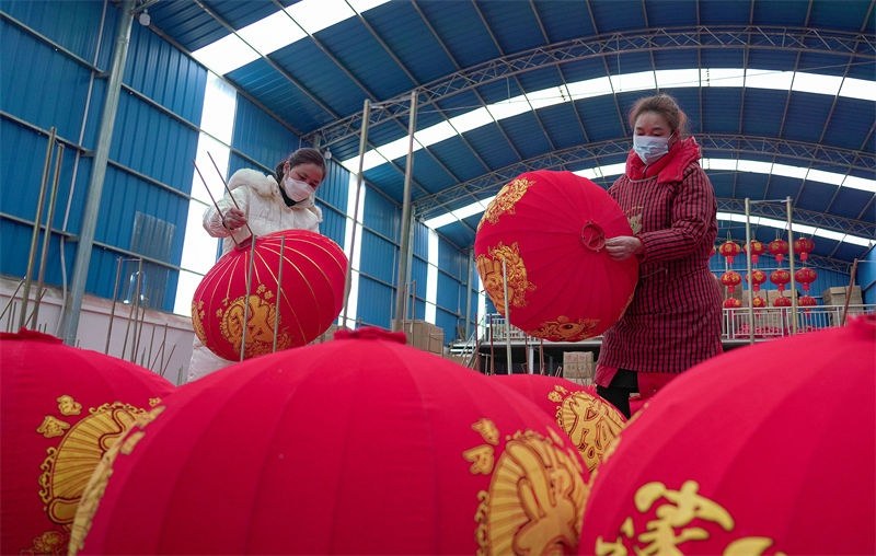 Guizhou intensifica produção de lanternas para receber Ano Novo Chinês