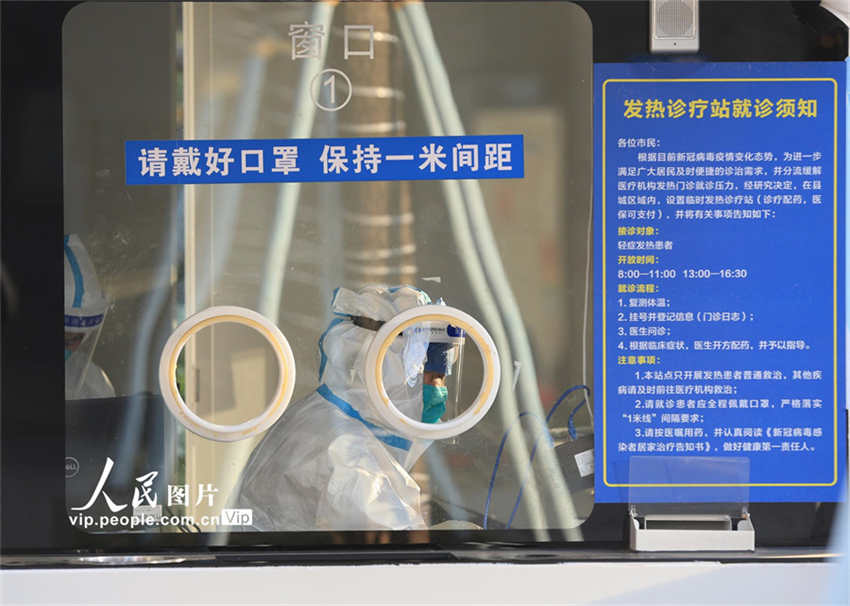 Cabines de teste são transformadas em clínicas de febre na luta contra a Covid-19 em Zhejiang