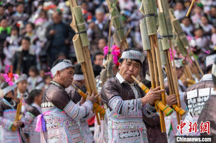 Guizhou: vila da etnia Miao celebra Ano Novo étnico