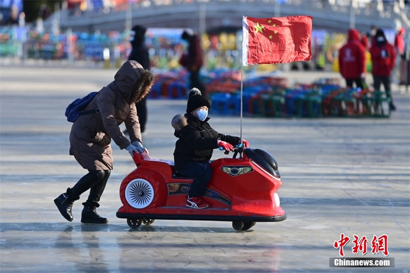 Beijing: pista de gelo de Shichahai abre aos visitantes