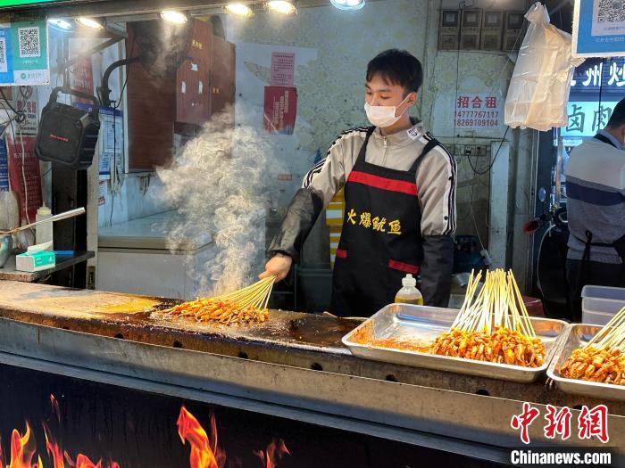 Atmosfera do mercado noturno se reanima no sul da China