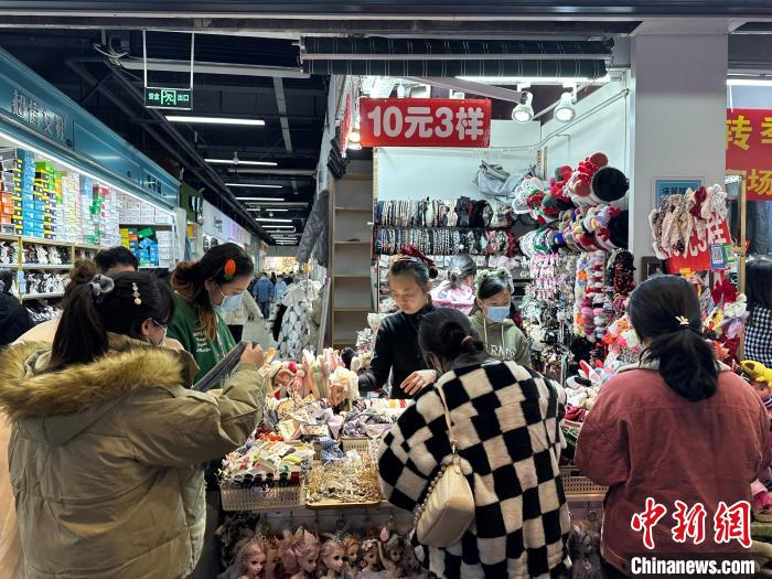 Atmosfera do mercado noturno se reanima no sul da China