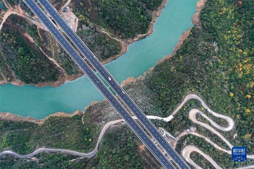 Ponte rodoviária Ganxi no sudoeste da China é aberta ao tráfego