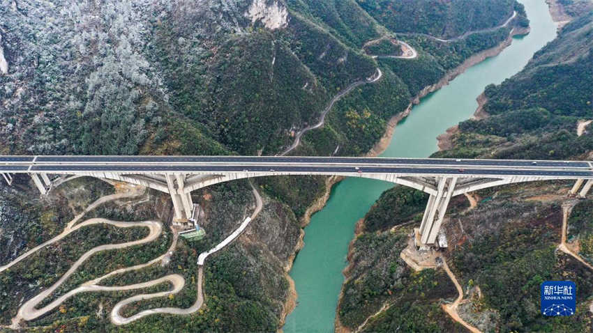 Ponte rodoviária Ganxi no sudoeste da China é aberta ao tráfego